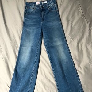 High waist WRANGLER size 28 stretch light wash.